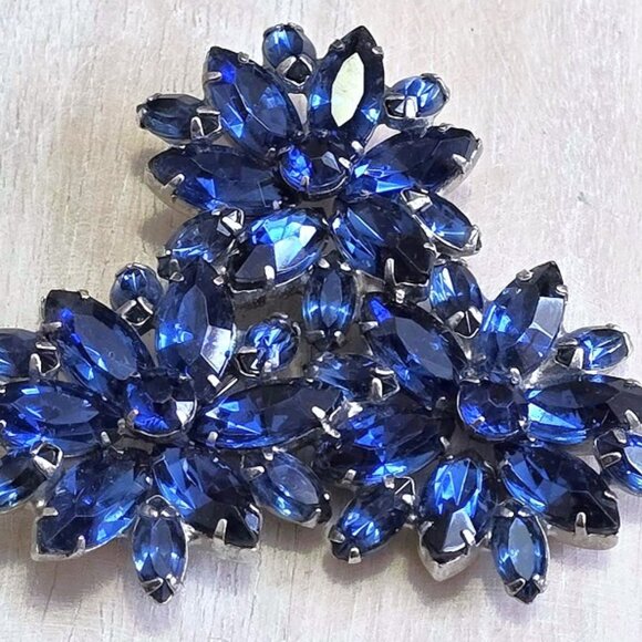 Blue rhinestone pin, statement pin, vintage pin, rhinestone pin, flower cluster - Picture 3 of 4